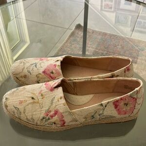 9.5 MED B.O.C FLORAL CANVAS SLIP ON SHOES IN LIKE NEW CONDITION